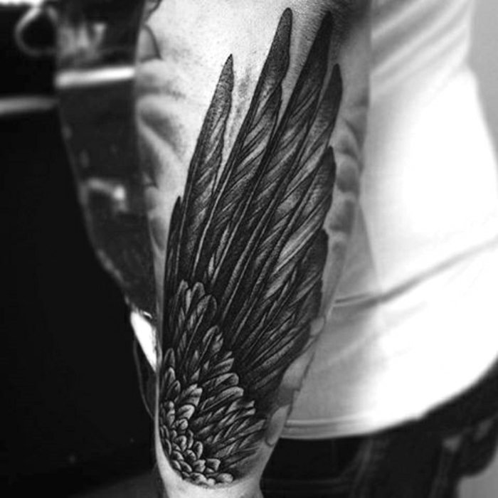 pomysł na wspaniały tatuaż anioła dla mężczyzn - tutaj pokazujemy ci skrzydło anioła z długimi czarnymi piórami