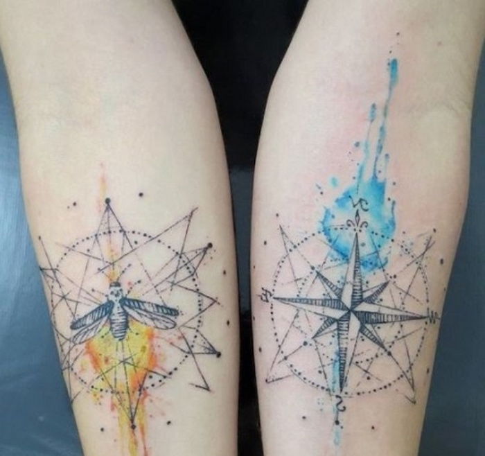 Dvi rankos su dviem mažais tatuiruotėmis su juodais kompasais ir vabzdžiais