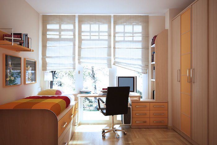 Genç Odası - Turuncu dekorlu küçük bir oda, küçük bir yatak ve küçük bir masa