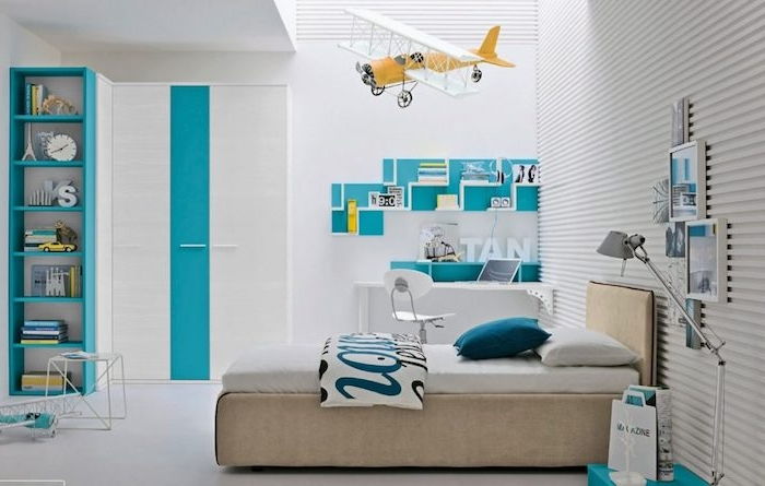 Tasarım genç odaları - yatağın üzerinde sarı uçak modeli, mavi ve beyaz duvarlar