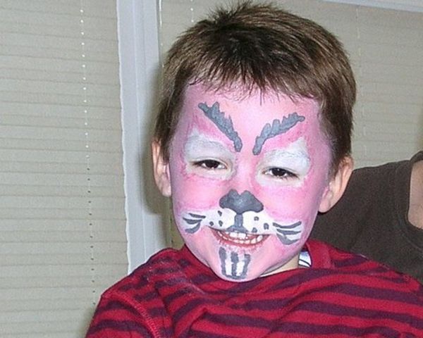 jongen-als-een-konijntje-make-pink kleur voor het gezicht