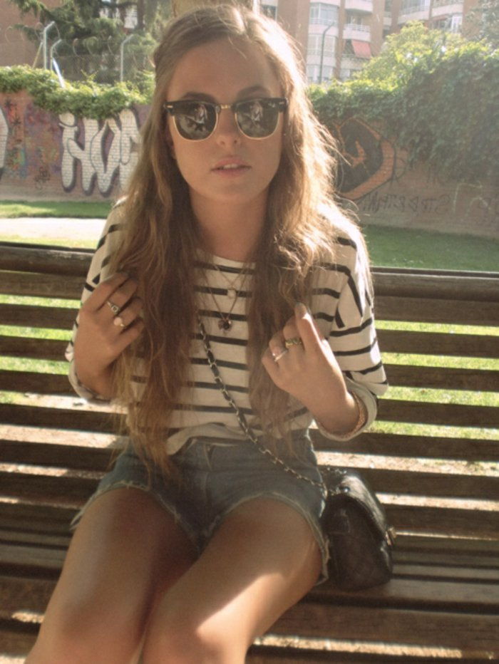 Young Girl bluse Strip kort denim bukser Chanel bag Hipster Glasses-fin form