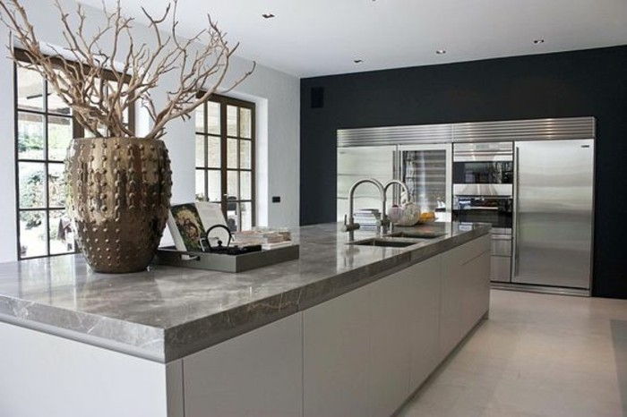 kjøkken-dekorere-i-hvitt og sølv-sink-kjøleskap-ovnen-golden vase