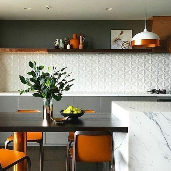 kuchyne-zdobenie-bielo-stenový panel-oranžovo-stoličky-green-rastlina-vázy, lampy, ovocie