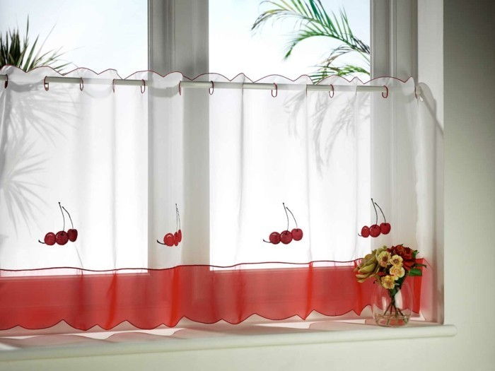 kjøkken-gardiner-med-mønster-kirsebær