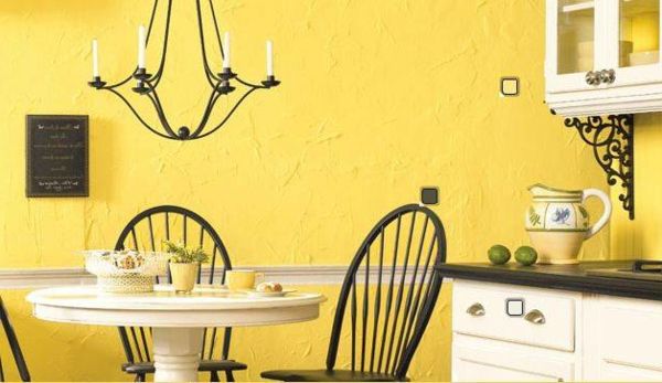 kök matbord-a-gul vägg med