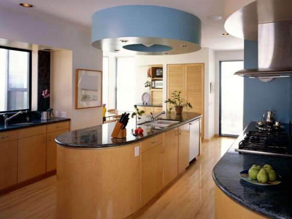 modré prvky v modernej kuchyni s ostrovom na varenie