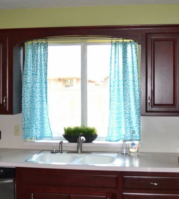 kjøkken-med-moderne-gardiner-i-blå-vakre fesnter