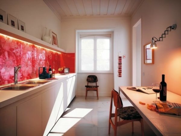 virtuvės dizainas su raudonu virtuvės veidrodžiu kaip akcentas virtuvėje