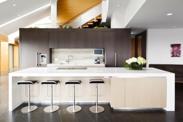balta virtuvės galinė siena ir rudos virtuvės spintelės