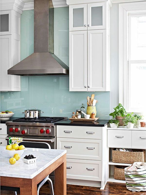 Virtuvės stalas šviesiai mėlynos ir baltos virtuvės spintelėse