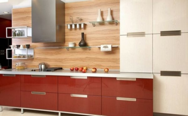 medinė virtuvės sieninė ir raudona spintelės