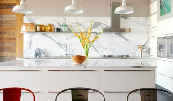 Kjøkken bakvegg laget av marmor