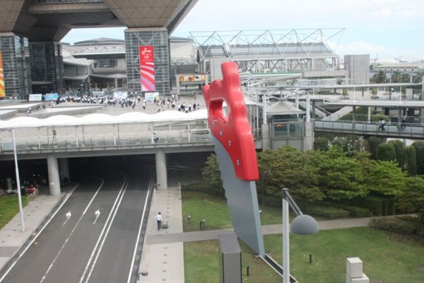 kunstneriske skulpturer-giant_saw_sculpture-japan