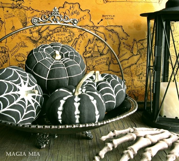 Pintar abóboras pretas, teias de aranha e ossos de registro, idéias legais para decoração de Halloween