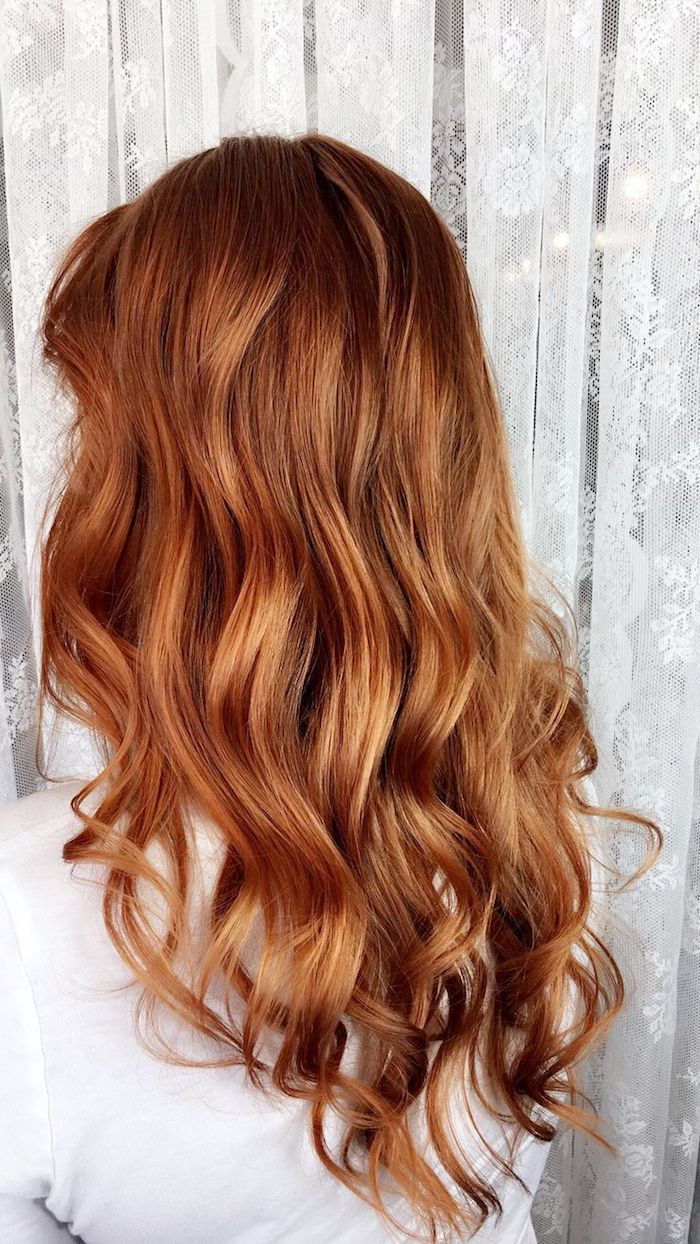 karamelne lase, ženska z srednje dolgimi karamelnimi barvami, trendovske barve za lase