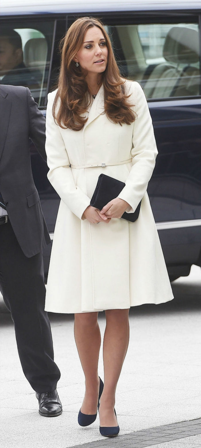 Kate Middleton-biały płaszcz i elegancki model czarne buty sprzęgła
