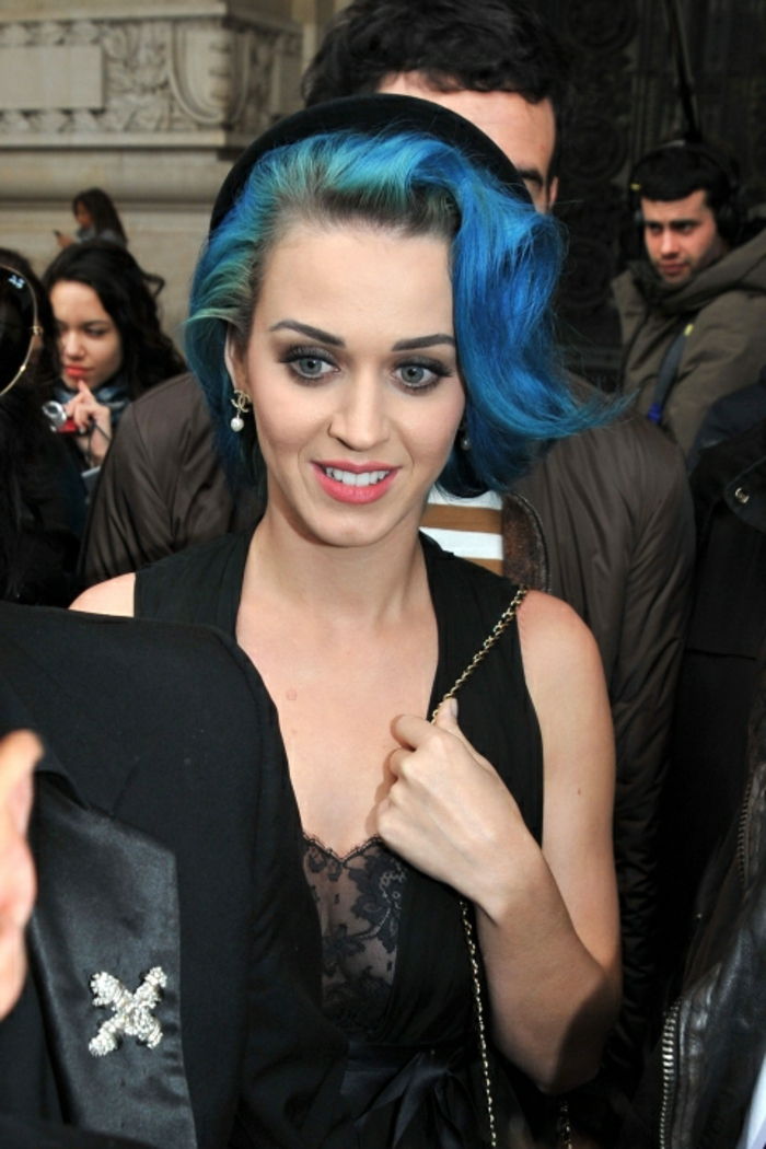 Modré vlasy a modré oči, Pozellanteint, ružové pery, čierny outfit, Katy Perry