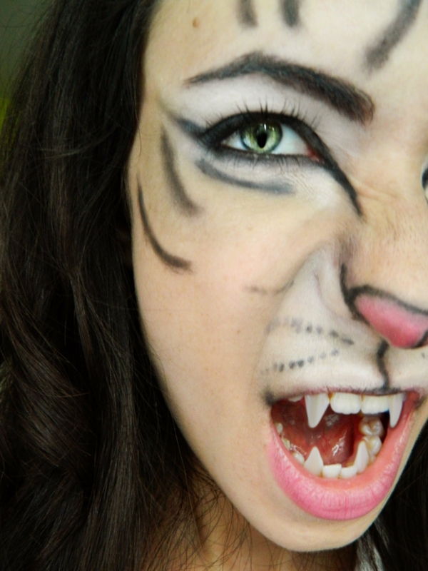 mačka make-up halloween dievča so zubami upíra