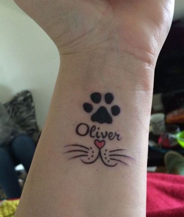 Oto świetny pomysł na temat tatuażu łapy kota na nadgarstku - serce, czerwony nos