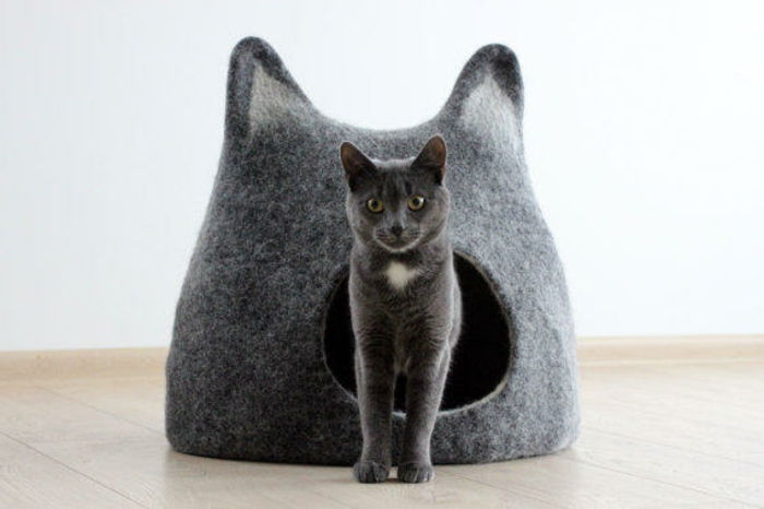 mačacie príslušenstvo - šedo-mačka-a-šedá-posteľ-uk