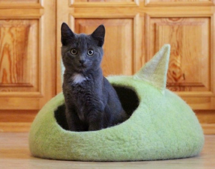 mačky príslušenstvo-malý-šedý-kaze-zelený-bed-kokon