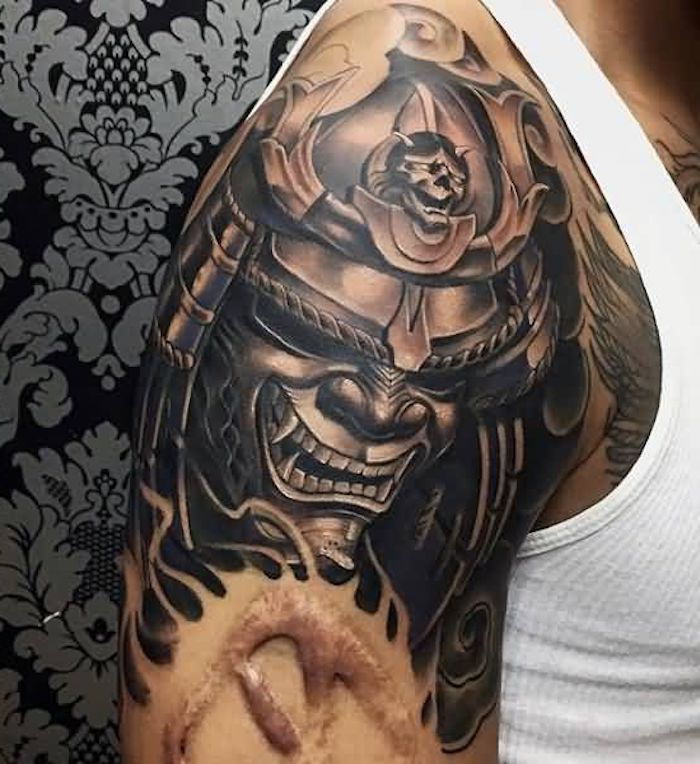 maschera samurai, casco, teschio, denti grandi, tatuaggio del braccio