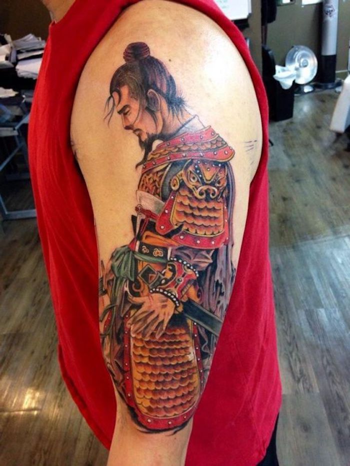guerriero giapponese, maglietta rossa, uomo con i capelli neri, tatuaggio giapponese