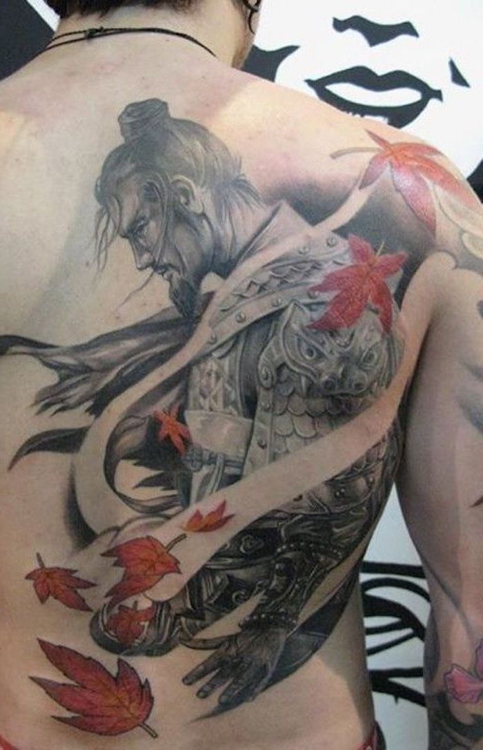 Japon savaşçı, geri, sırt dövme, kırmızı ağaç yaprakları, uzun saçlı adam