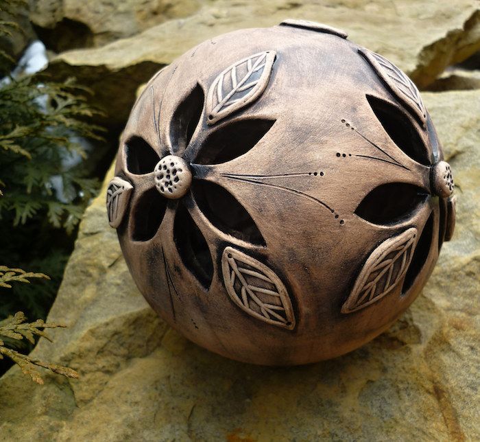 oggetto decorativo con motivi floreali fatti di ceramica, argilla bruciata, design tono