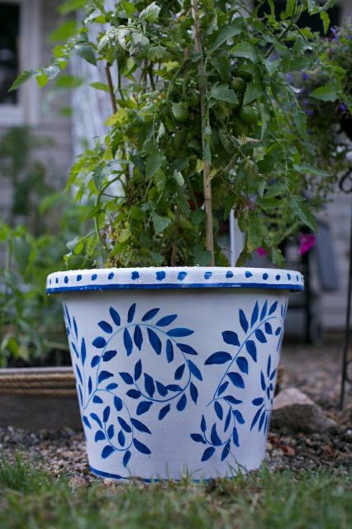 keramické kvetináče bielej báze modrej kresby listy Garden Court
