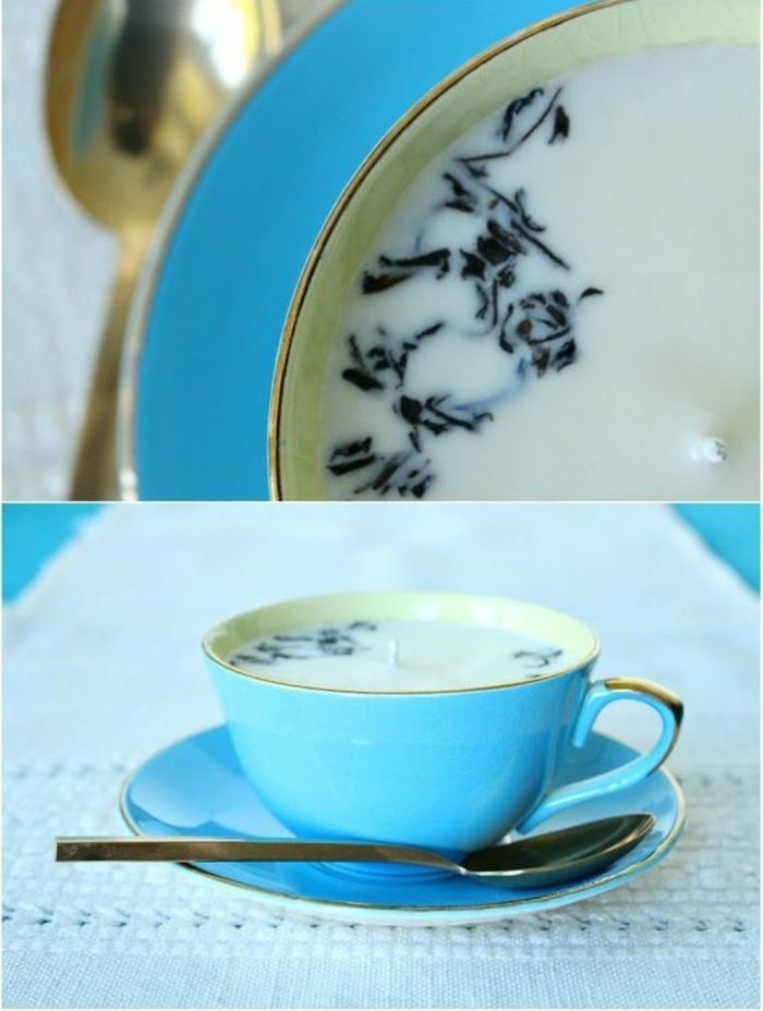 modri teacup z belo svečo s črnimi elementi