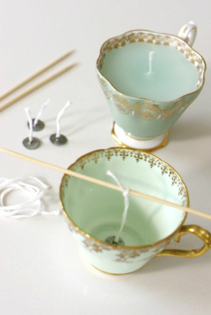 Uporabite zelene čajne kozarce z zlatim elementom kot držalo sveč