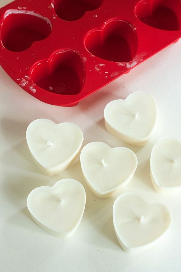 rdeča pekač, majhne bele sveče v obliki srca