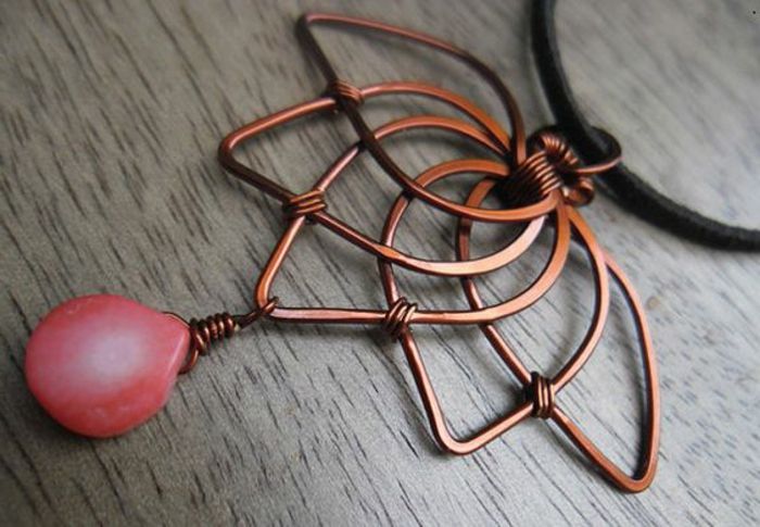Asigurați-vă propriile lanțuri: sârmă de bijuterie în culoarea bronzului, ornamente împletite, piatră prețioasă piker