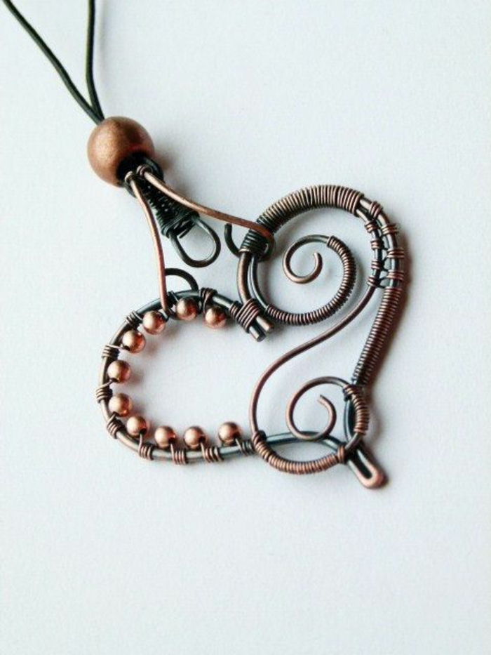 Asigurați-vă singur lanțurile; Ciucure cu design interesant, cu ornamente de panglica, forma unei inimi