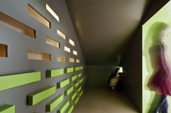 barnehage-interiør-vegg-ekstravagant-in-grå-farge-og-med-grønn-aksenter