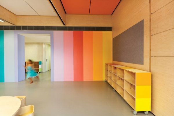 barnehager-indre-gul-kabinett-med-hyller-og-vegg-til-fargerike linjer