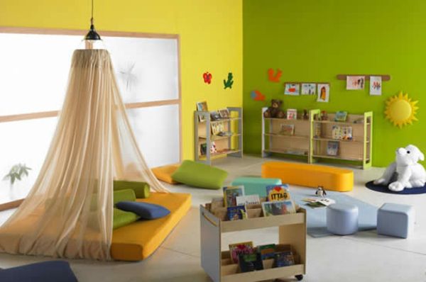 barnehager-indre-grønn og gul-vegg-bed-med-gardiner