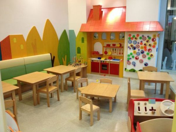 barnehage-interiør-liten-tre-bord-og-fargerike-vegger