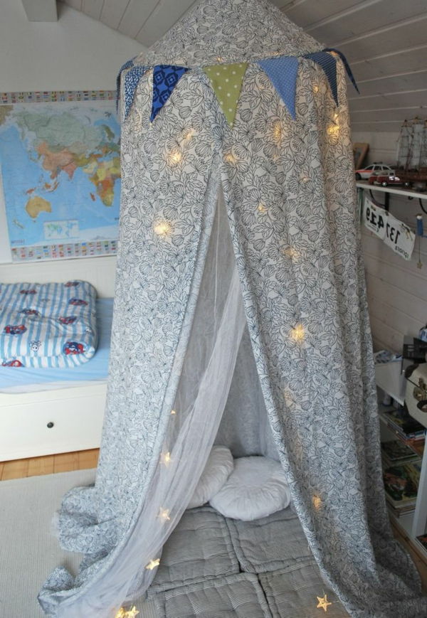 barnehager-indre-liten seng-med-hvite-gardiner