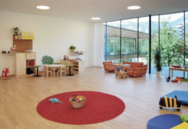škôlky-vnútorný-okrúhlym koberec-a-sklenené steny