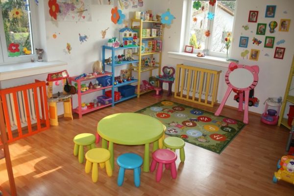 barnehage-interiør-round-table-grønn-og-liten-fargerike stoler