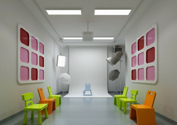 barnehage-interiør-sletten-grå-vegger-og-fargerike stoler