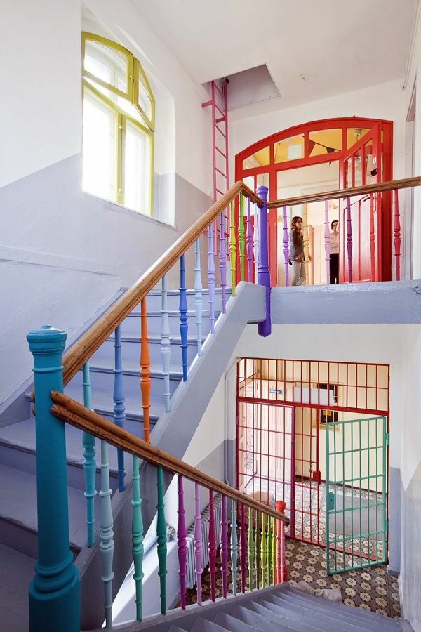 barnehage-interiør-trapp-med-fargerike-rekkverk