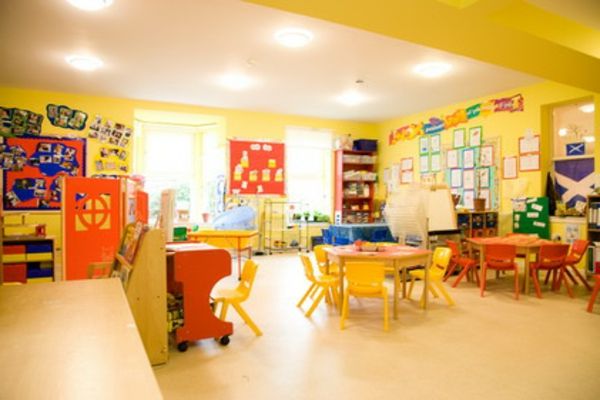 barnehage-interiør-mange fargerike-liten-bord-med-stoler