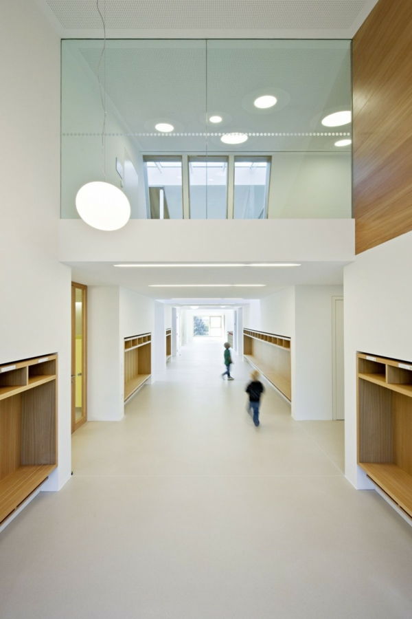barnehage-interiør-hvitt-big-hall-veldig-moderne