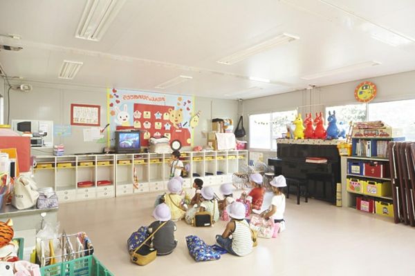 barnehage-interiør-hvitt-hyller-in-roms med-mange-til-the-floor-sitting-barn