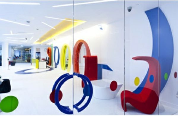 barnehage-interiør-hvitt-vegger-og-fargerike-møbler
