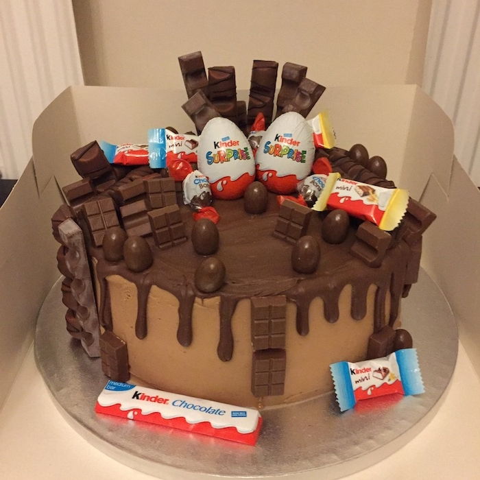 två överraskningsägg, ett mindre chokladägg och en Kinderriegel-tårta i en låda